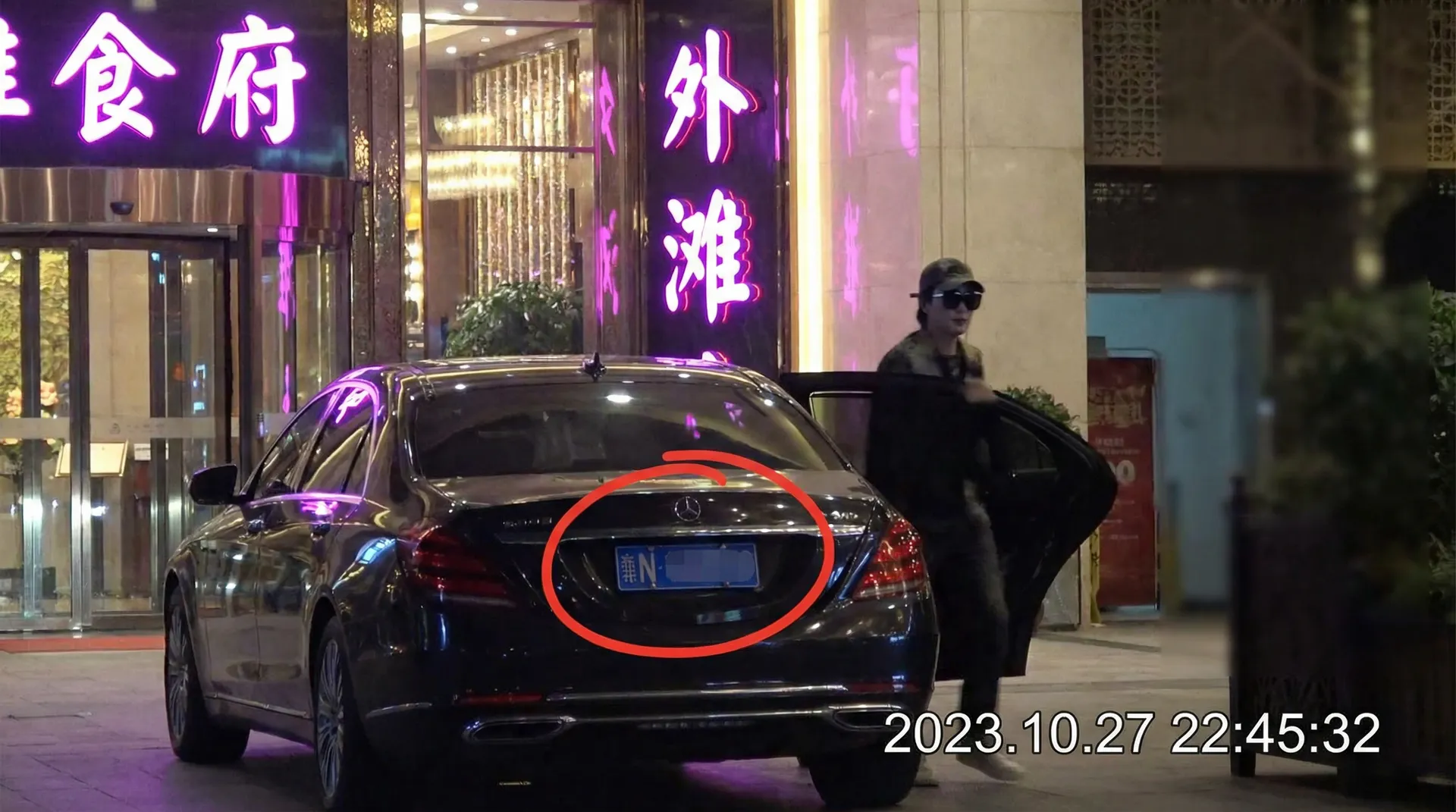 51cg - 豪车餐厅外偷拍